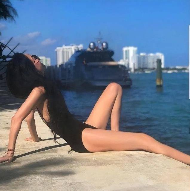 72岁王薇薇：穿泳衣身姿修长无赘肉“少女感”的重点是一头秀发